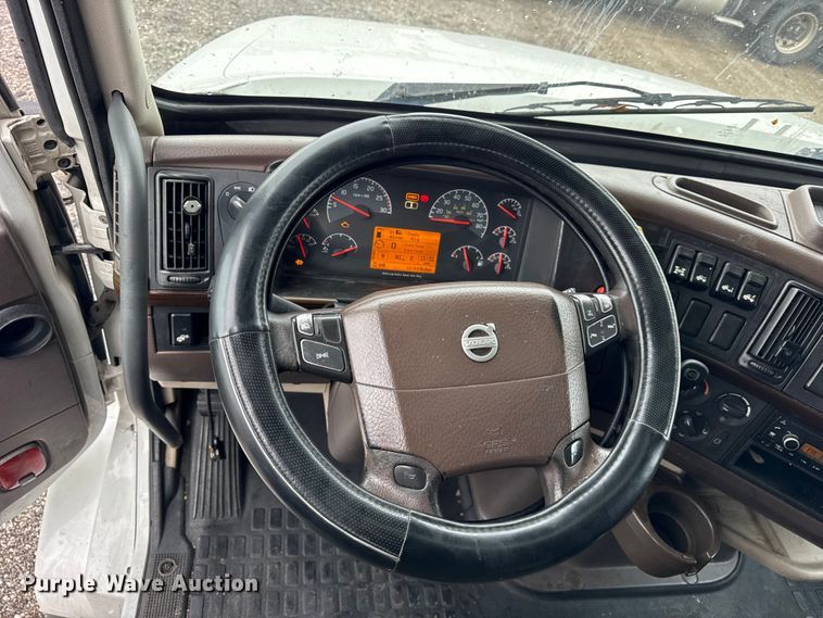 image for item EF2238 2015 Volvo VNL semi truck