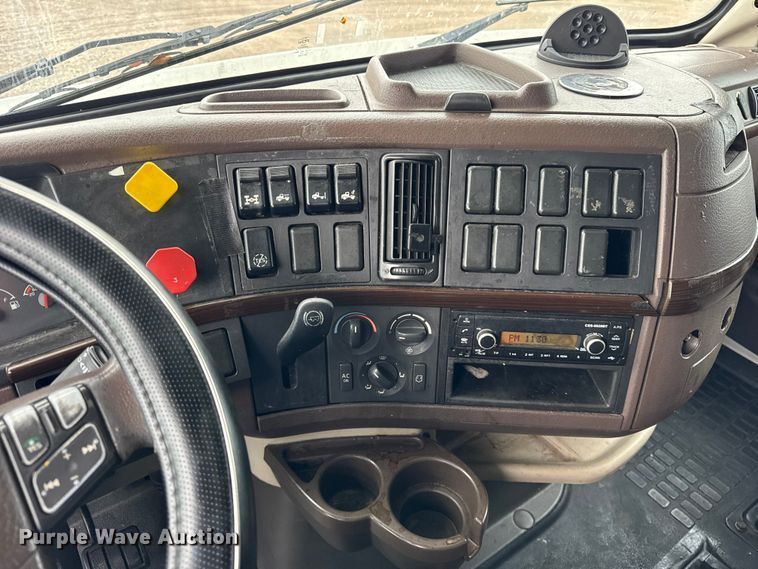 image for item EF2238 2015 Volvo VNL semi truck