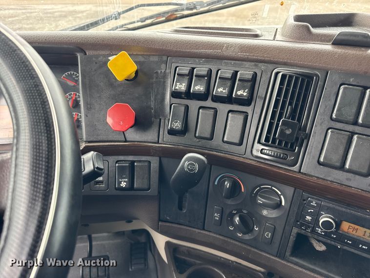 image for item EF2238 2015 Volvo VNL semi truck