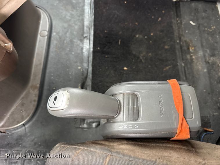 image for item EF2238 2015 Volvo VNL semi truck