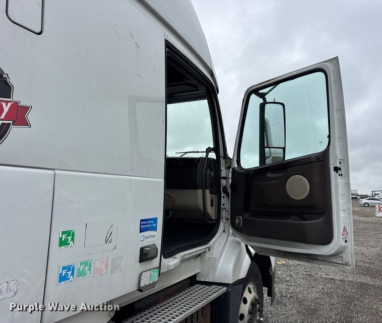 image for item EF2238 2015 Volvo VNL semi truck