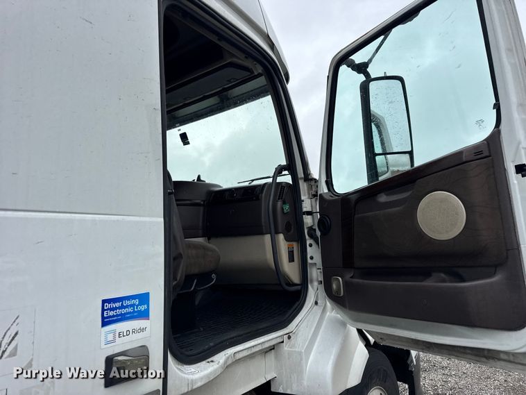 image for item EF2238 2015 Volvo VNL semi truck