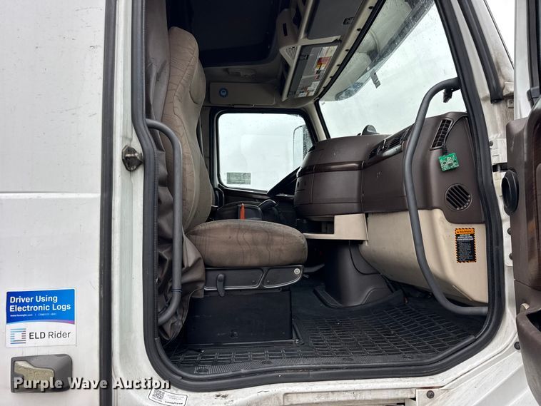 image for item EF2238 2015 Volvo VNL semi truck