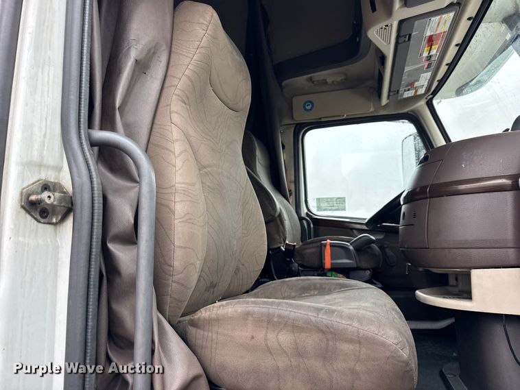 image for item EF2238 2015 Volvo VNL semi truck