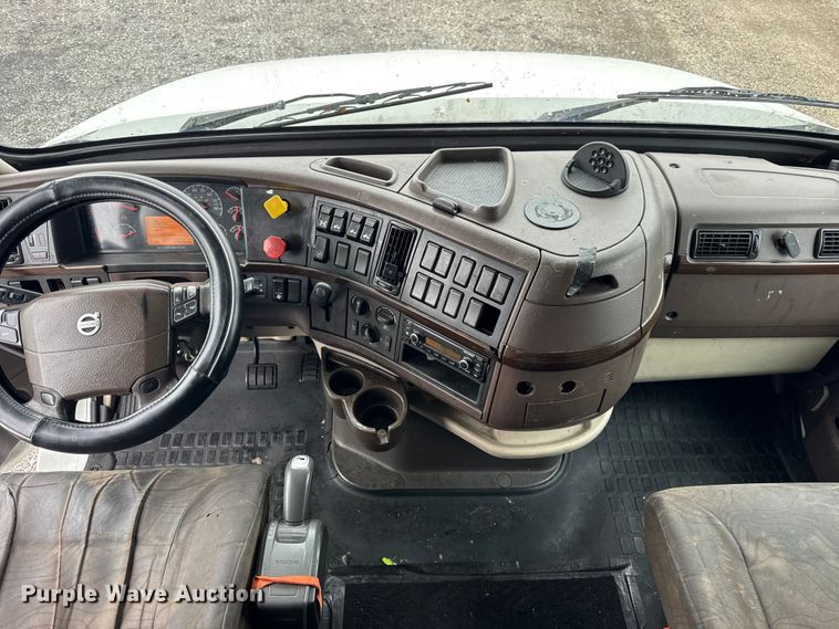 image for item EF2238 2015 Volvo VNL semi truck