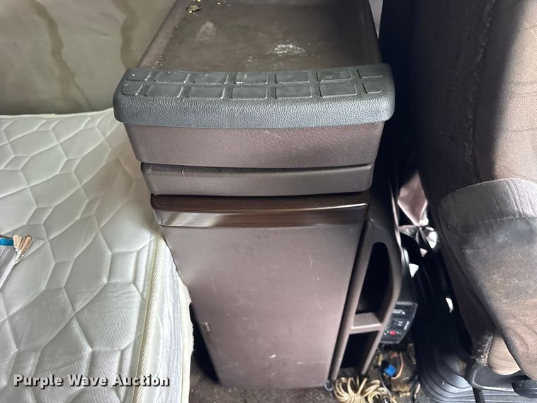 image for item EF2238 2015 Volvo VNL semi truck