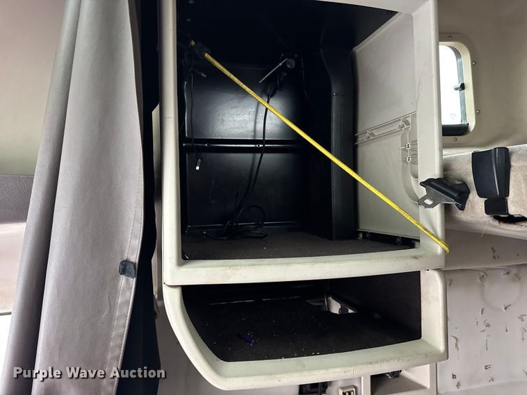 image for item EF2238 2015 Volvo VNL semi truck