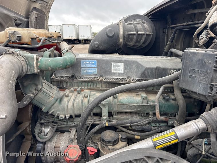 image for item EF2238 2015 Volvo VNL semi truck