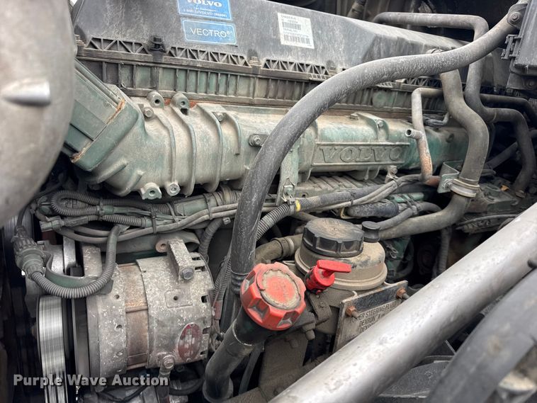 image for item EF2238 2015 Volvo VNL semi truck