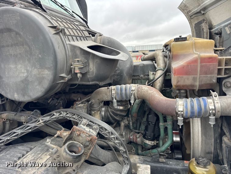 image for item EF2238 2015 Volvo VNL semi truck