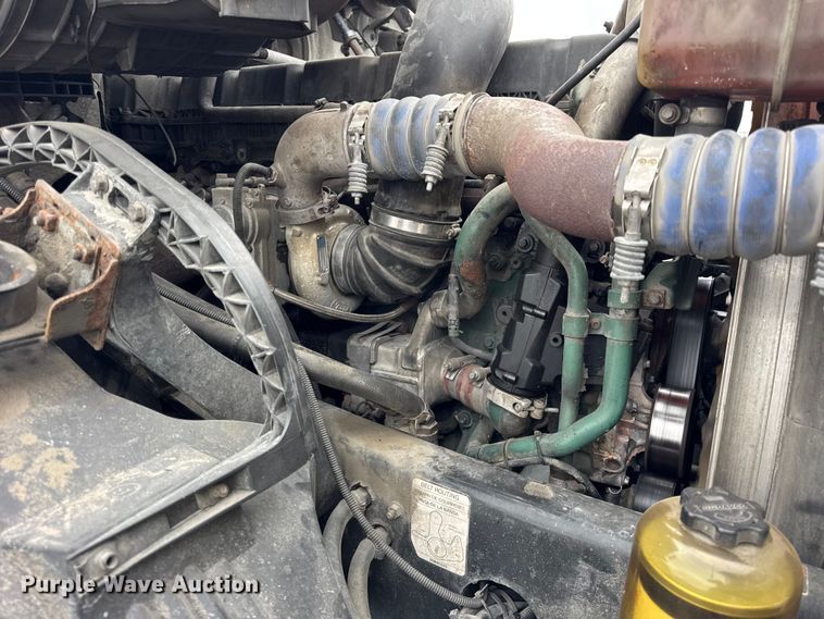 image for item EF2238 2015 Volvo VNL semi truck