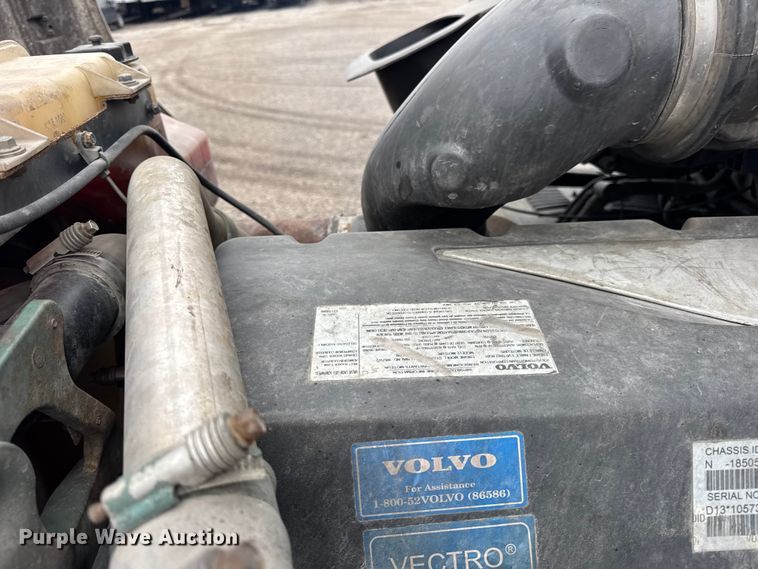 image for item EF2238 2015 Volvo VNL semi truck