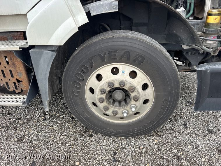 image for item EF2238 2015 Volvo VNL semi truck