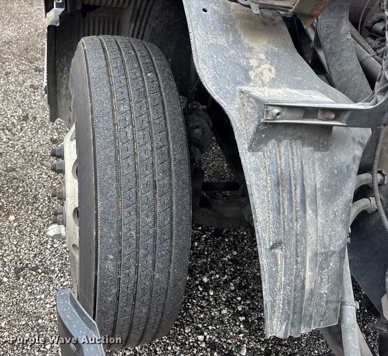 image for item EF2238 2015 Volvo VNL semi truck