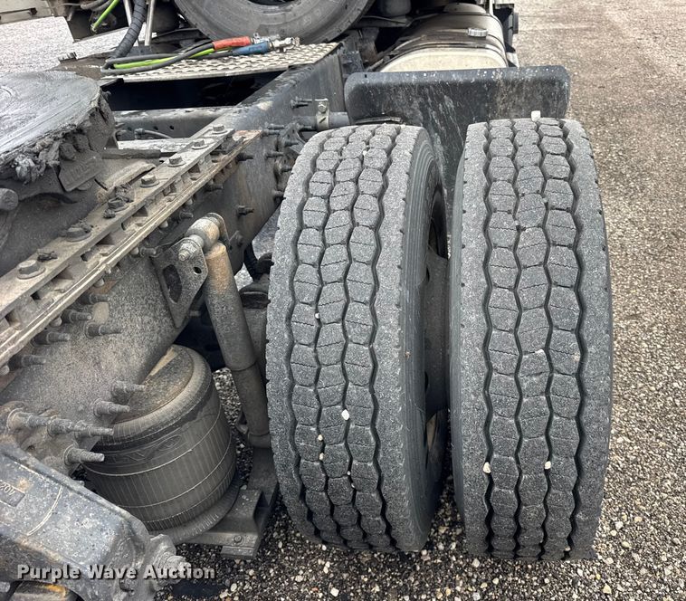 image for item EF2238 2015 Volvo VNL semi truck