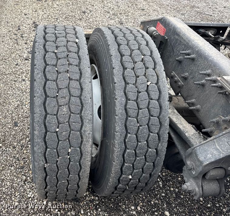 image for item EF2238 2015 Volvo VNL semi truck