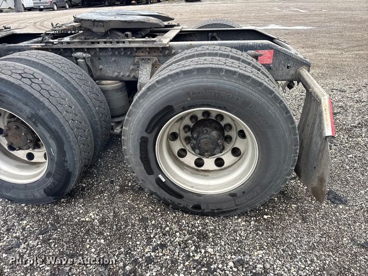 image for item EF2238 2015 Volvo VNL semi truck