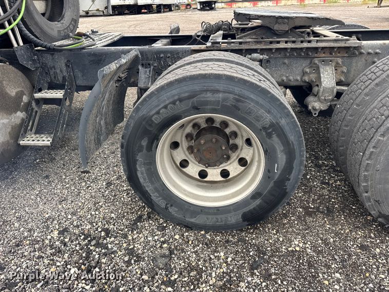 image for item EF2238 2015 Volvo VNL semi truck