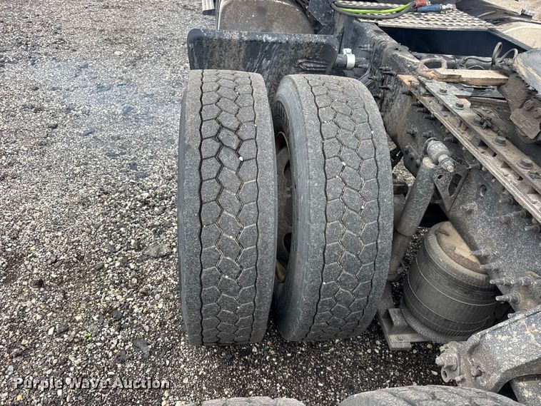 image for item EF2238 2015 Volvo VNL semi truck