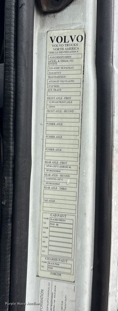 image for item EF2238 2015 Volvo VNL semi truck