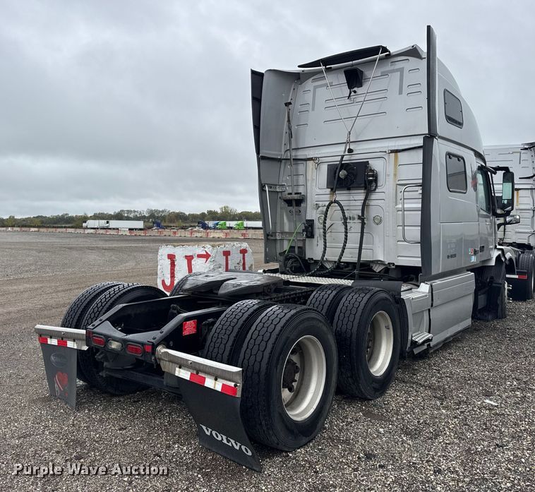 image for item EF2239 2015 Volvo VNL semi truck