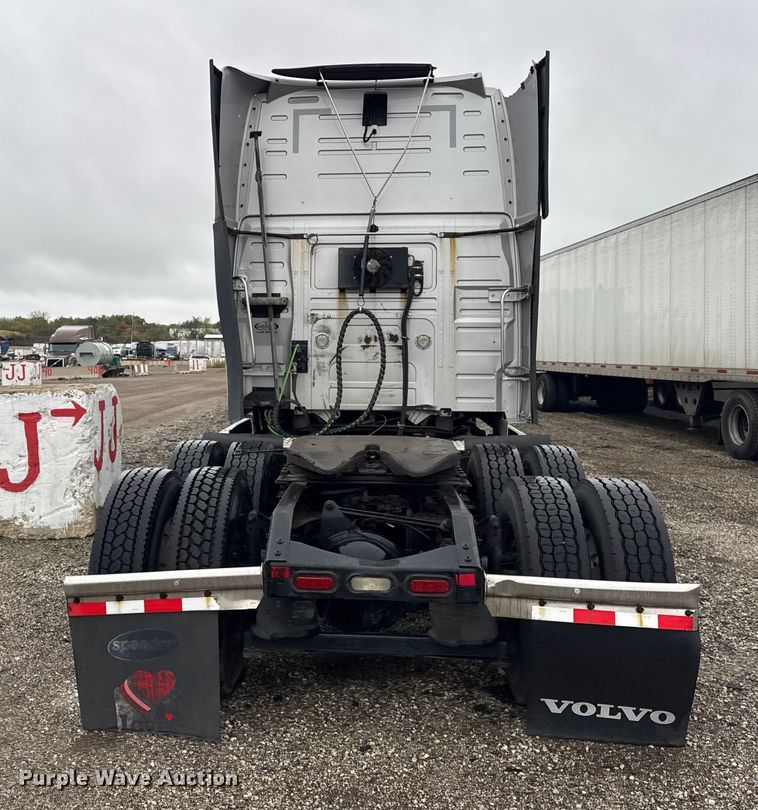 image for item EF2239 2015 Volvo VNL semi truck