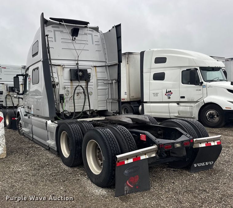 image for item EF2239 2015 Volvo VNL semi truck