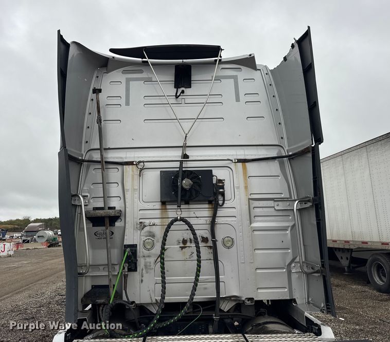 image for item EF2239 2015 Volvo VNL semi truck