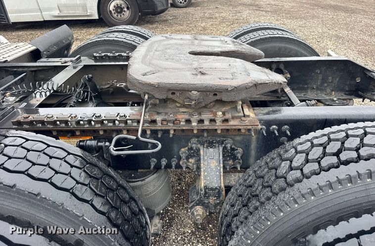 image for item EF2239 2015 Volvo VNL semi truck