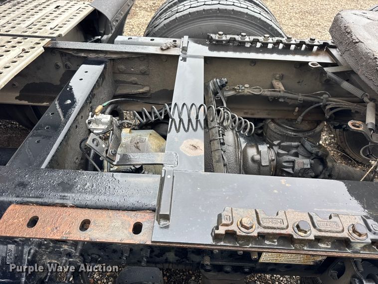 image for item EF2239 2015 Volvo VNL semi truck