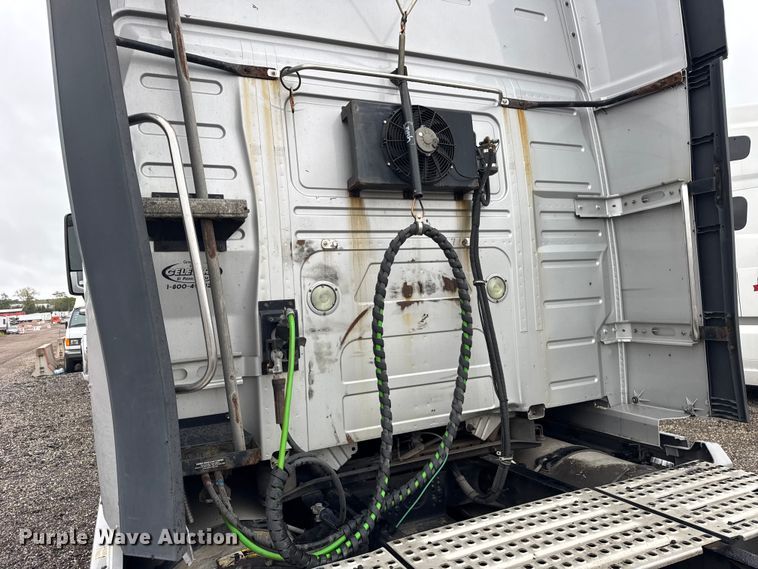 image for item EF2239 2015 Volvo VNL semi truck