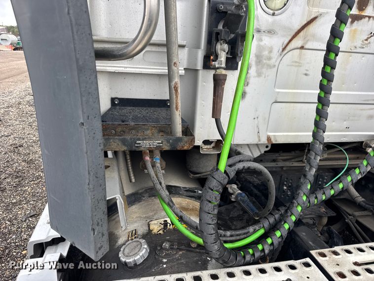 image for item EF2239 2015 Volvo VNL semi truck