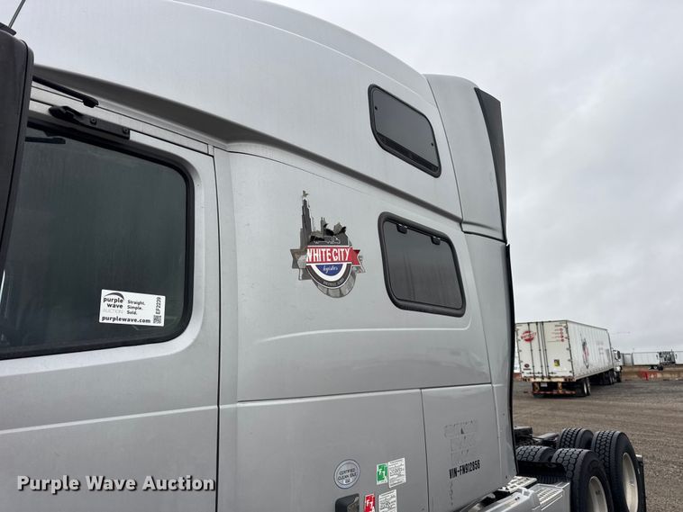 image for item EF2239 2015 Volvo VNL semi truck