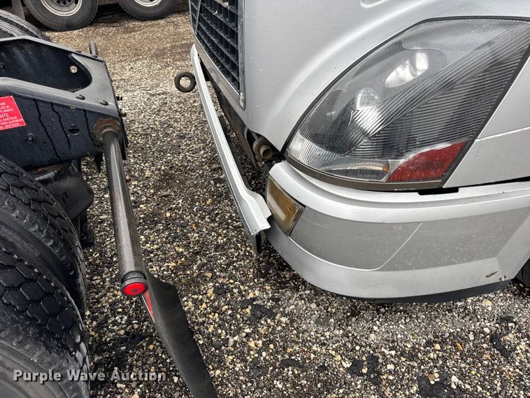 image for item EF2239 2015 Volvo VNL semi truck