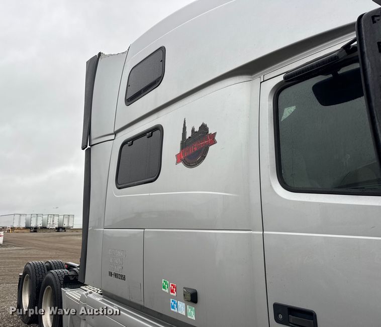 image for item EF2239 2015 Volvo VNL semi truck