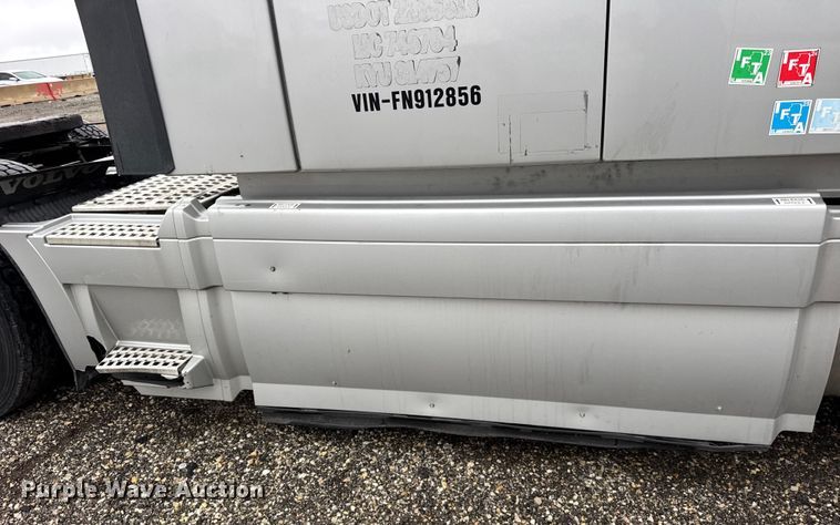 image for item EF2239 2015 Volvo VNL semi truck