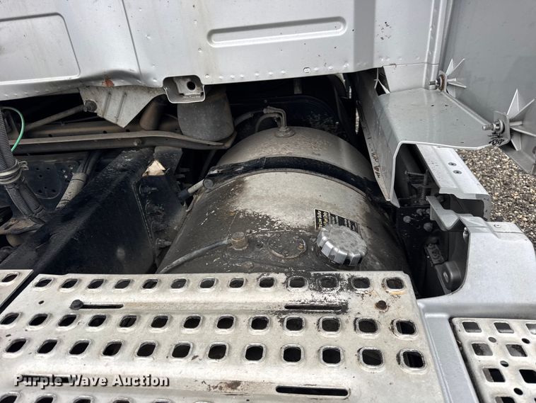 image for item EF2239 2015 Volvo VNL semi truck