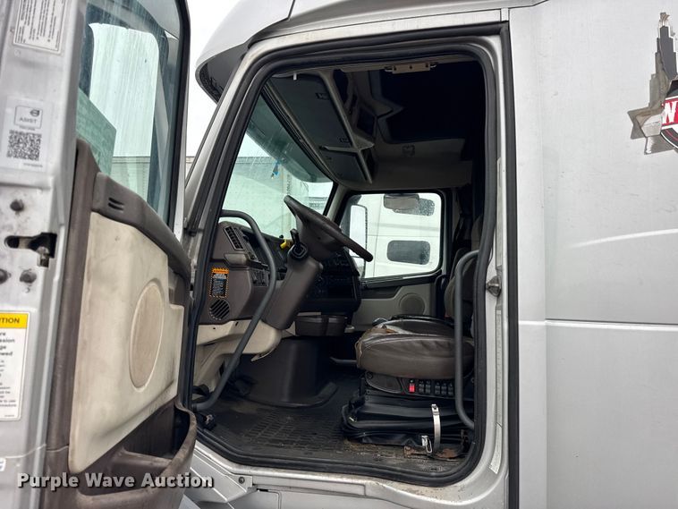 image for item EF2239 2015 Volvo VNL semi truck