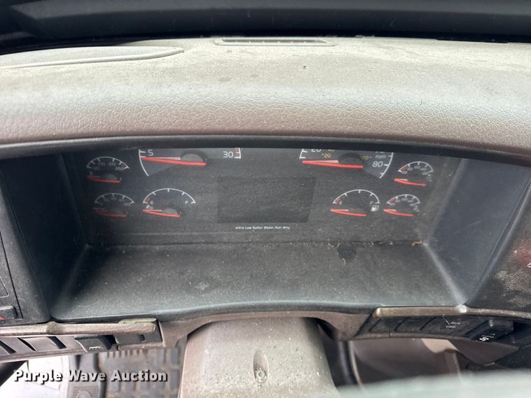 image for item EF2239 2015 Volvo VNL semi truck