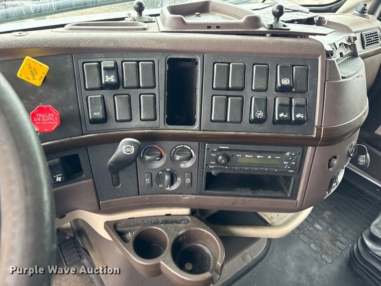 image for item EF2239 2015 Volvo VNL semi truck