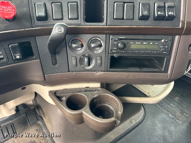 image for item EF2239 2015 Volvo VNL semi truck