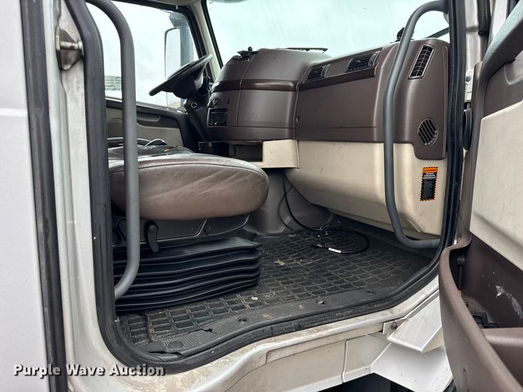 image for item EF2239 2015 Volvo VNL semi truck