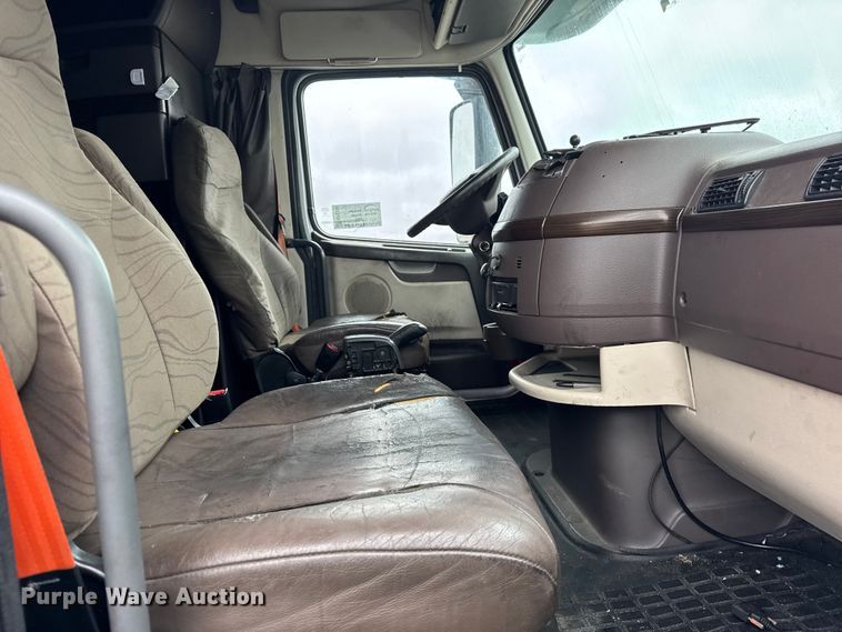 image for item EF2239 2015 Volvo VNL semi truck