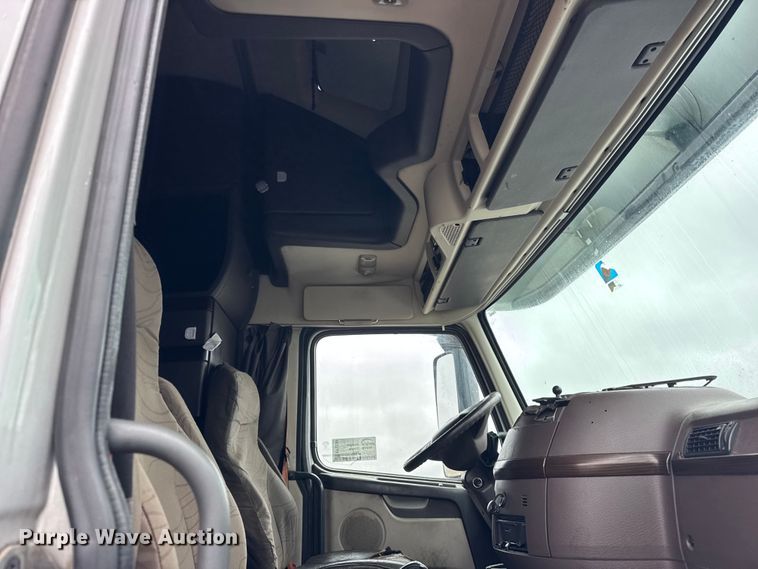 image for item EF2239 2015 Volvo VNL semi truck