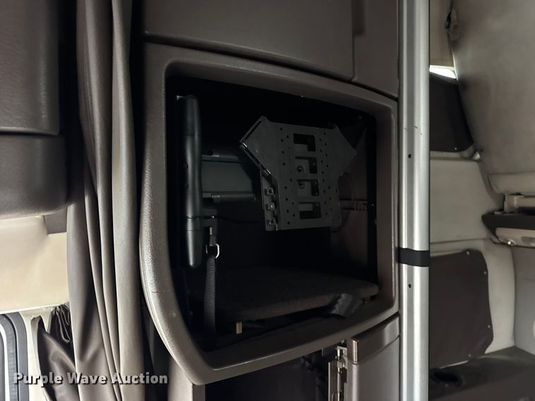 image for item EF2239 2015 Volvo VNL semi truck