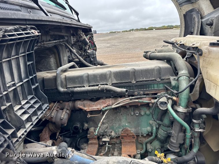 image for item EF2239 2015 Volvo VNL semi truck