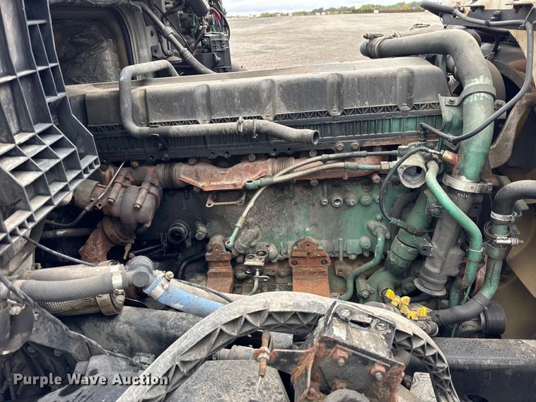 image for item EF2239 2015 Volvo VNL semi truck