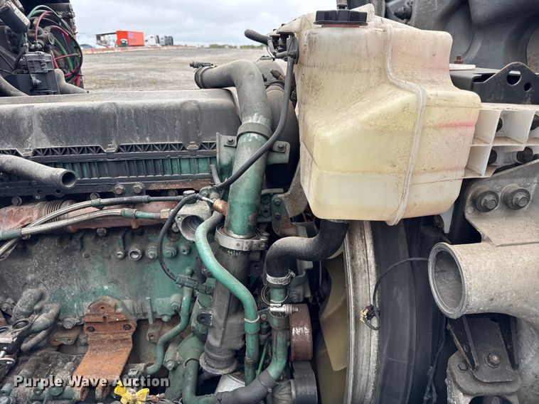 image for item EF2239 2015 Volvo VNL semi truck