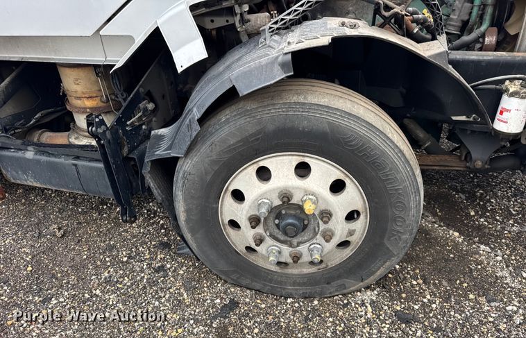 image for item EF2239 2015 Volvo VNL semi truck