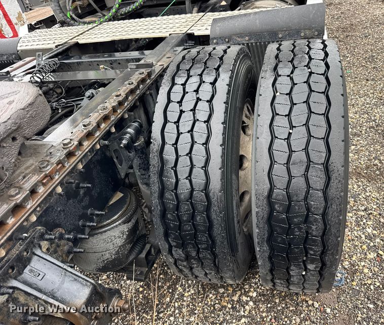 image for item EF2239 2015 Volvo VNL semi truck